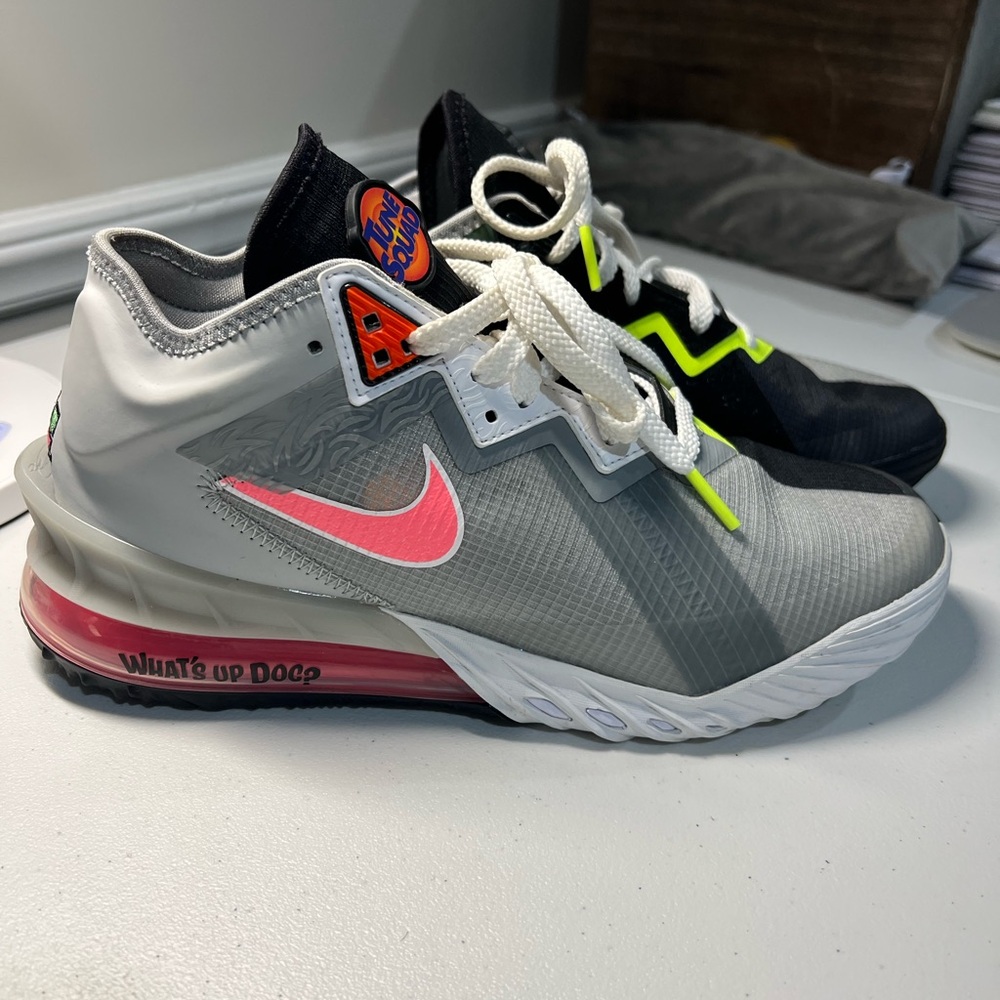 Nike LeBron 18 Low “Bugs vs Marvin” Sneakers